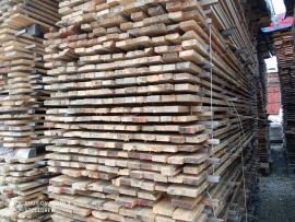 Legname segato su pallet