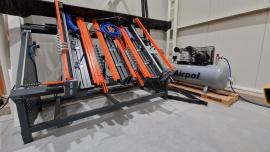 Altra attrezzatura Paletovací stôl - PT-1900 PNEU |  Attrezzi di falegnameria | Macchinari per la lavorazione del legno | IQ Brands s.r.o.